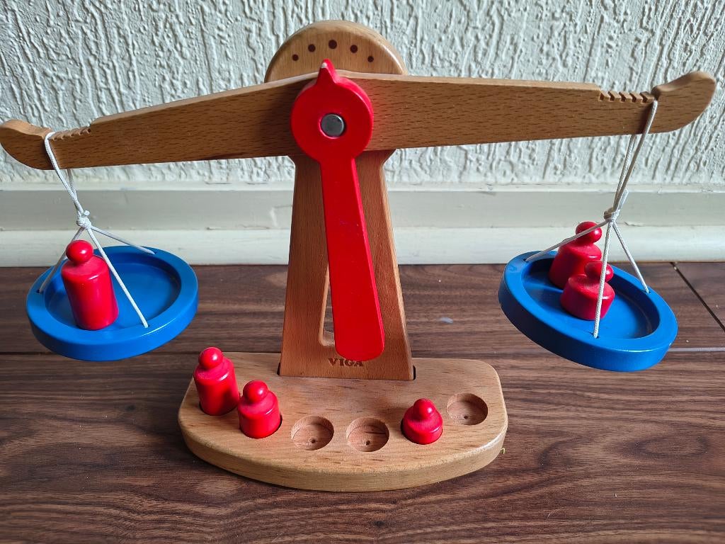 Houten weegschaaltje met houten gewichten, Enlèvement, Utilisé