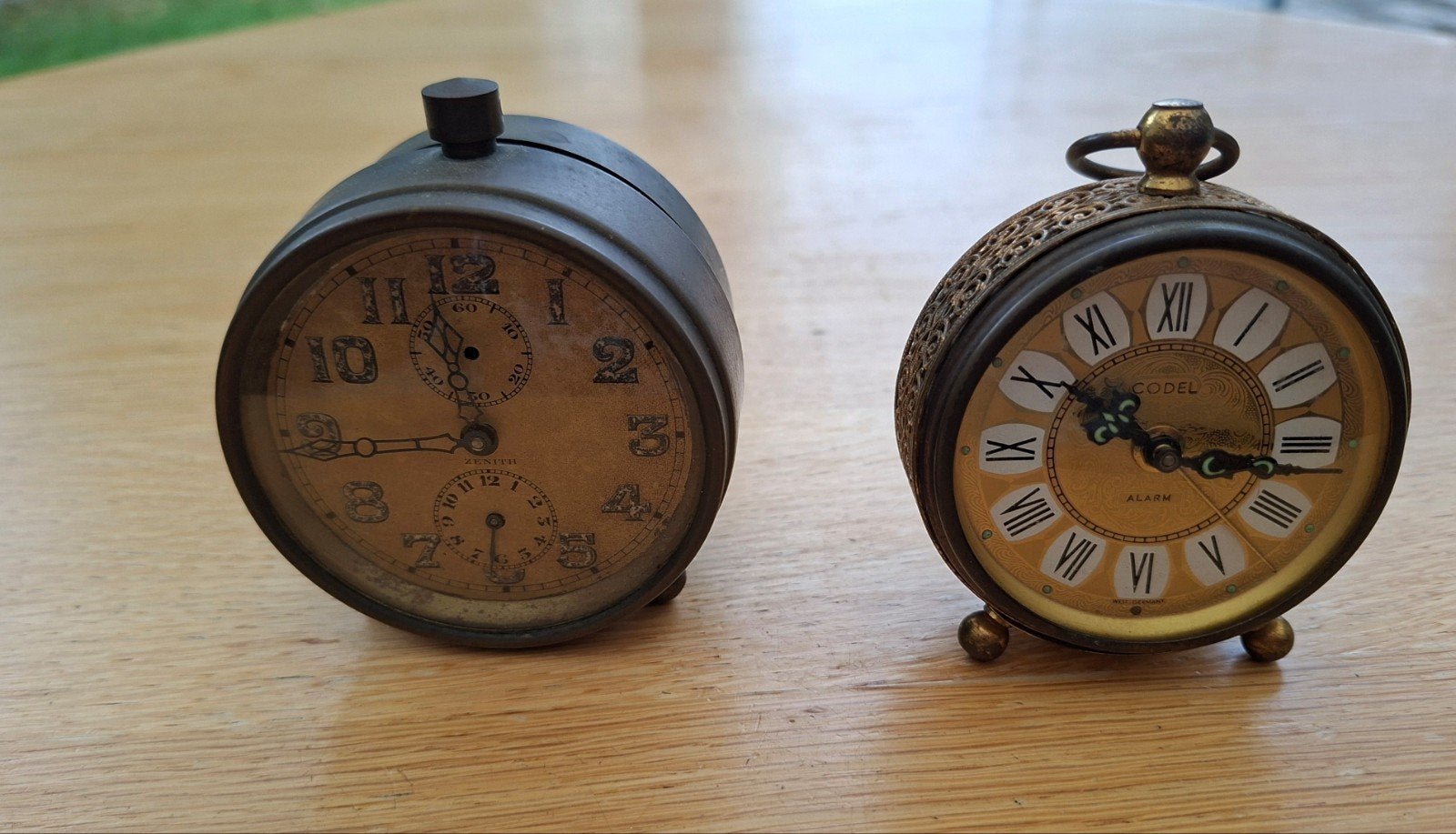2 oude wekkers, Ophalen