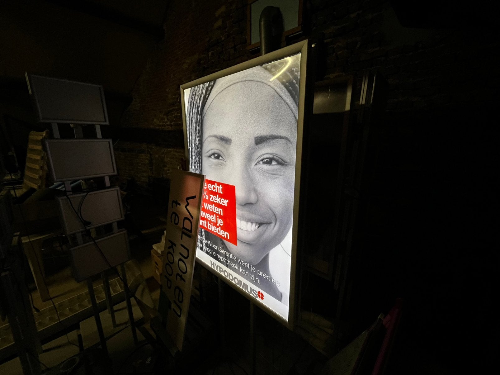 Raampresentatie Raamzuil Reclamezuil etalagezuil LED display, Ophalen, Zo goed als nieuw