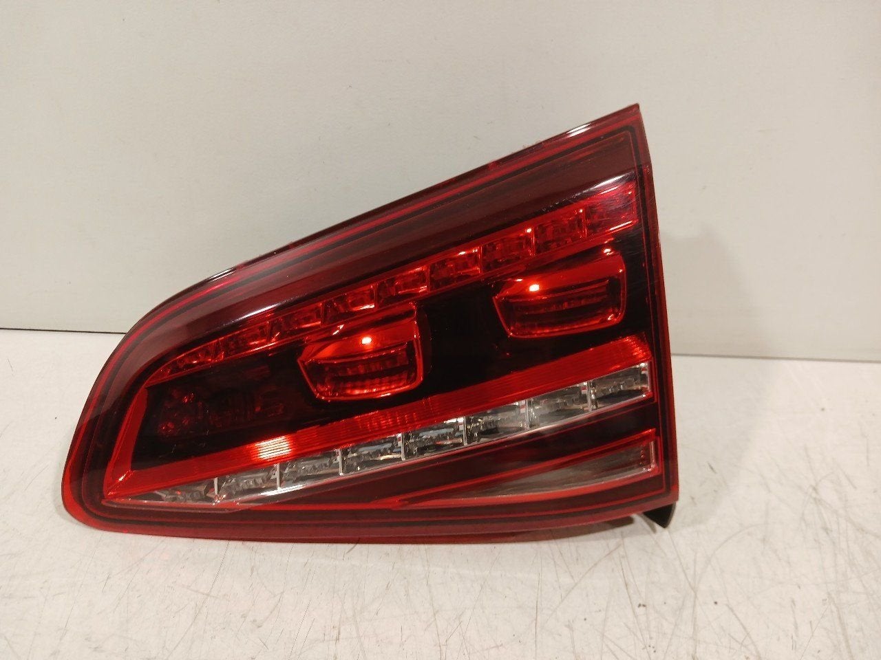 Achterlicht kofferdeksel achterklep rechts Volkswagen Golf, Onderdelen@venauto.nl, Van der Ven Autorecycling B.V., Ettenseweg 76, 4706 PB Roosendaal, The Netherlands