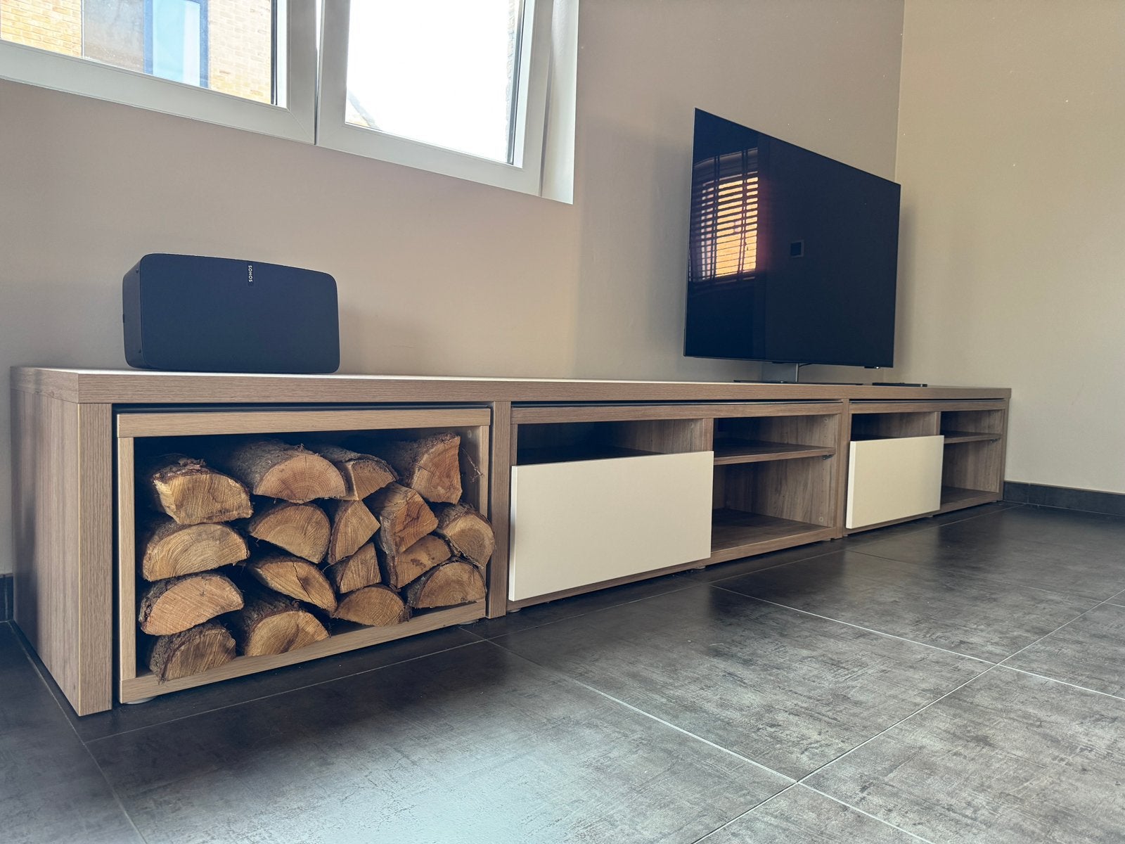 Hedendaags TV-meubel en dressoir - moet weg!, Huis en Inrichting, Kasten |Televisiemeubels, Ophalen, Zo goed als nieuw