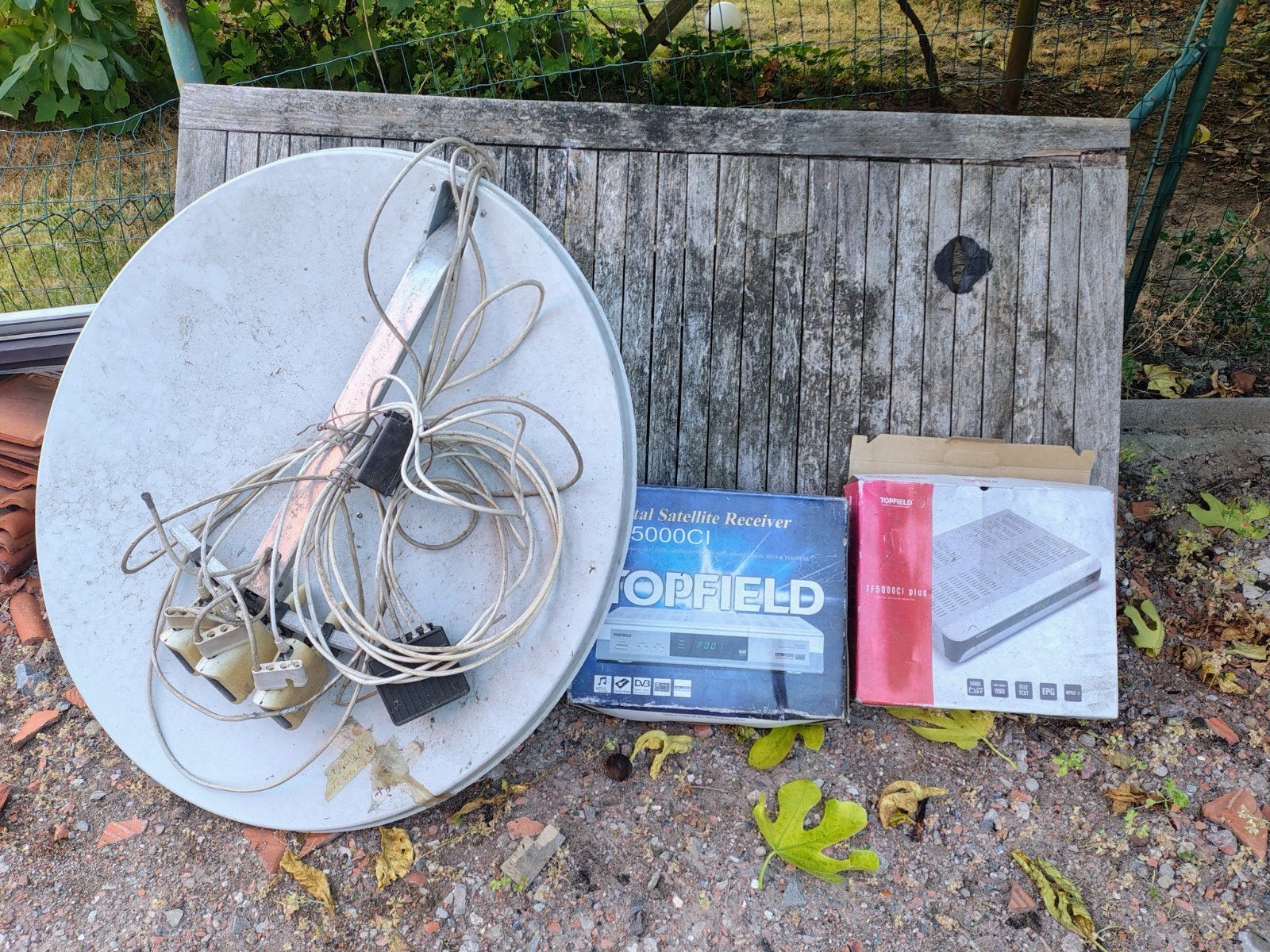 satelliet met 3 koppen en ontvangers, Ophalen, Gebruikt, (Schotel)antenne