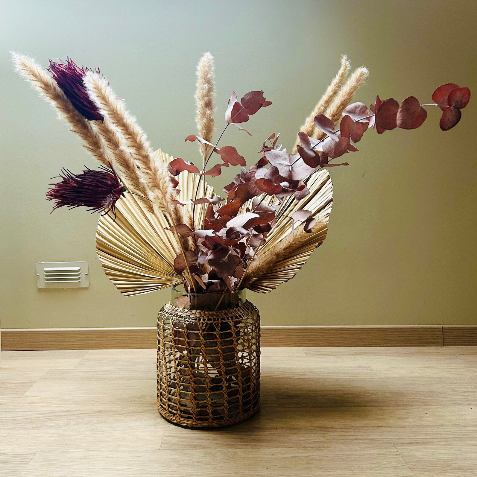 Droogbloemen boeket in rotan vaas, Ophalen, Zo goed als nieuw