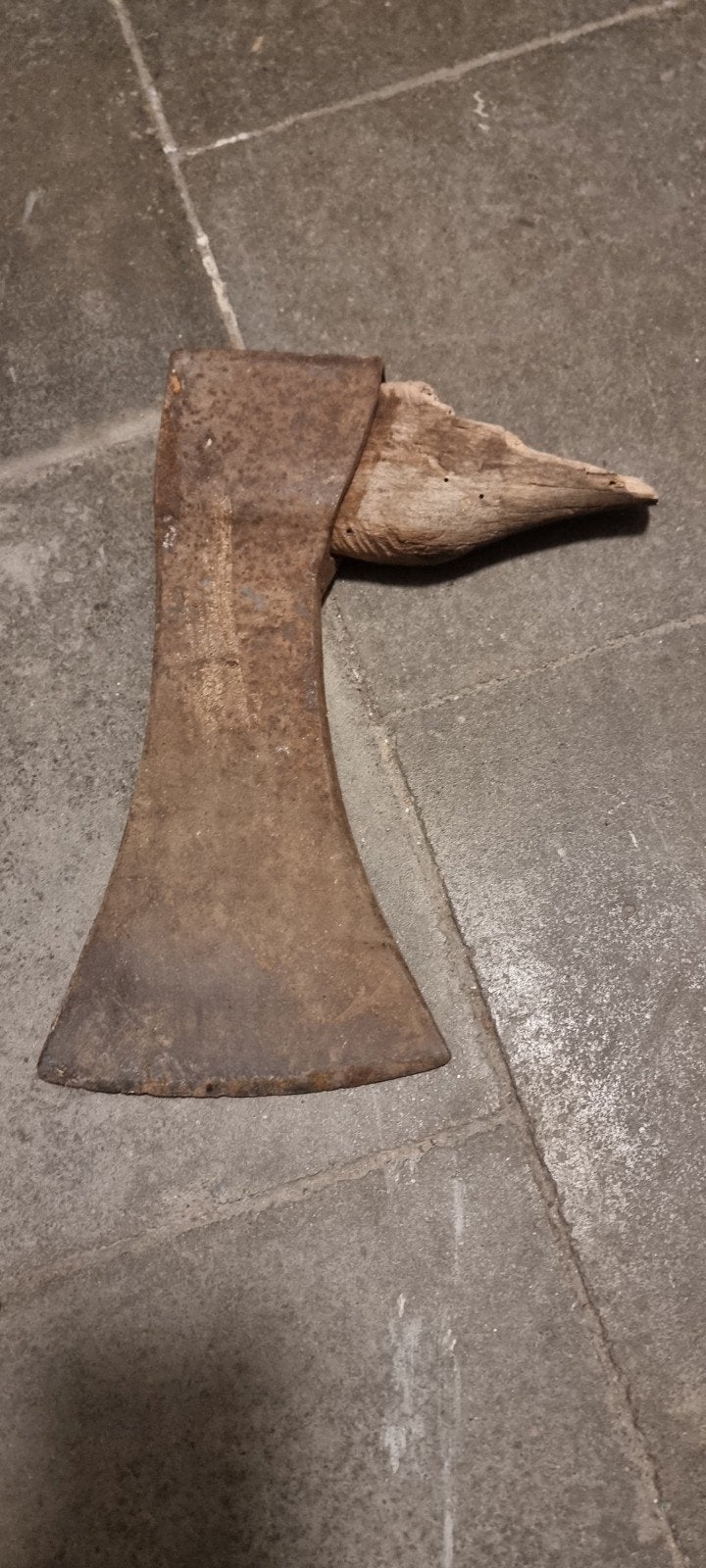 oude antieke bijl houweel, Ophalen
