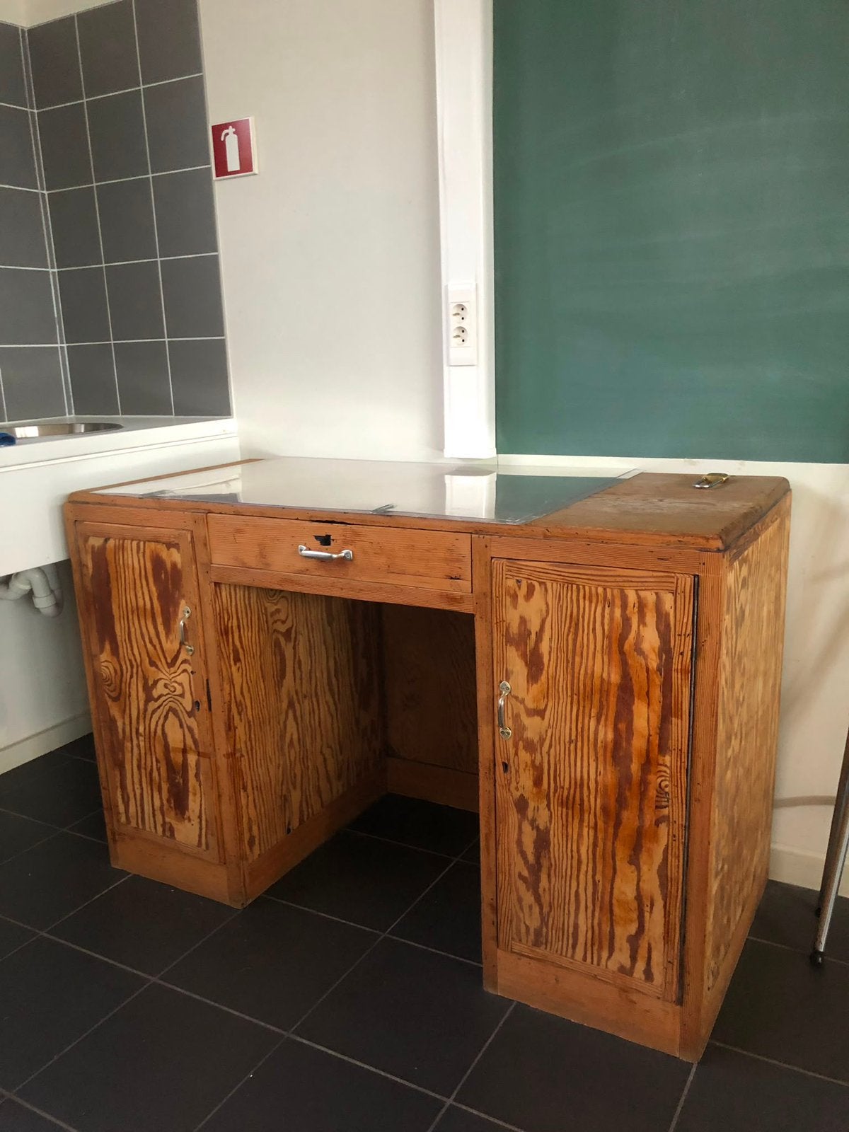 Oud schoolbureau, Ophalen