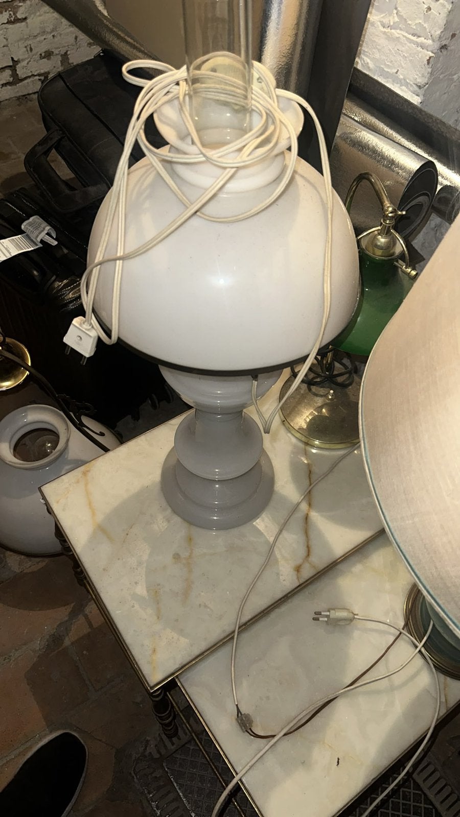Lampe de table vintage  lampe à pétrole en opaline blanche, Enlèvement
