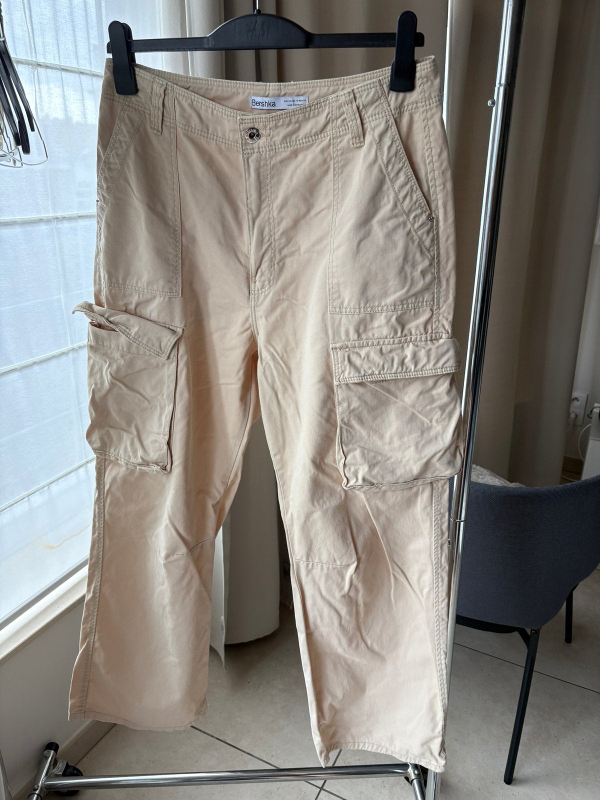 Pantalon cargo beige Bershka taille 42, Vêtements | Femmes, Envoi, Comme neuf, Taille 42/44 (L), Beige