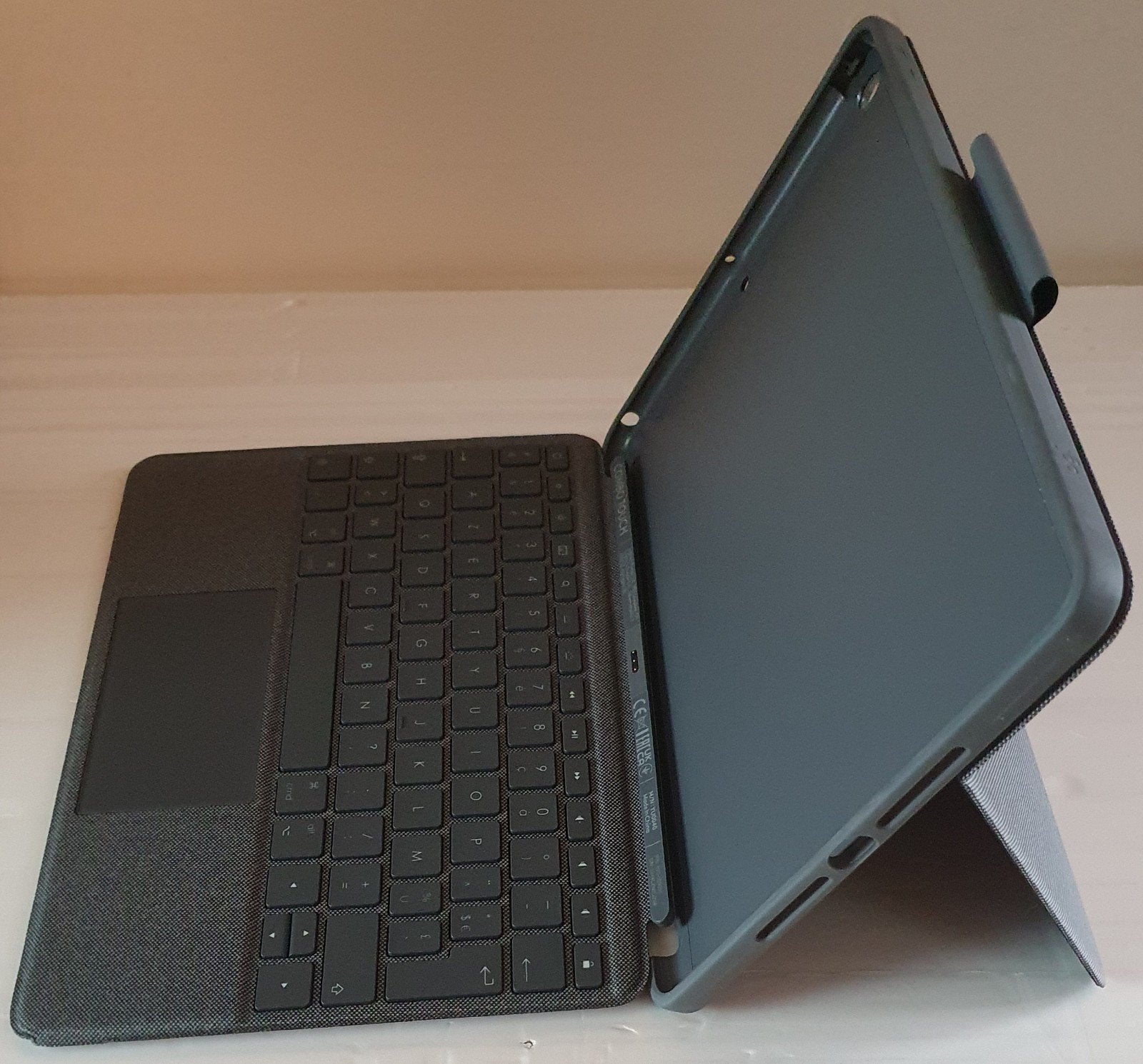 housse + clavier pour Apple ipad 7 , 8 et 9, Coque, Logitech, Comme neuf, Enlèvement