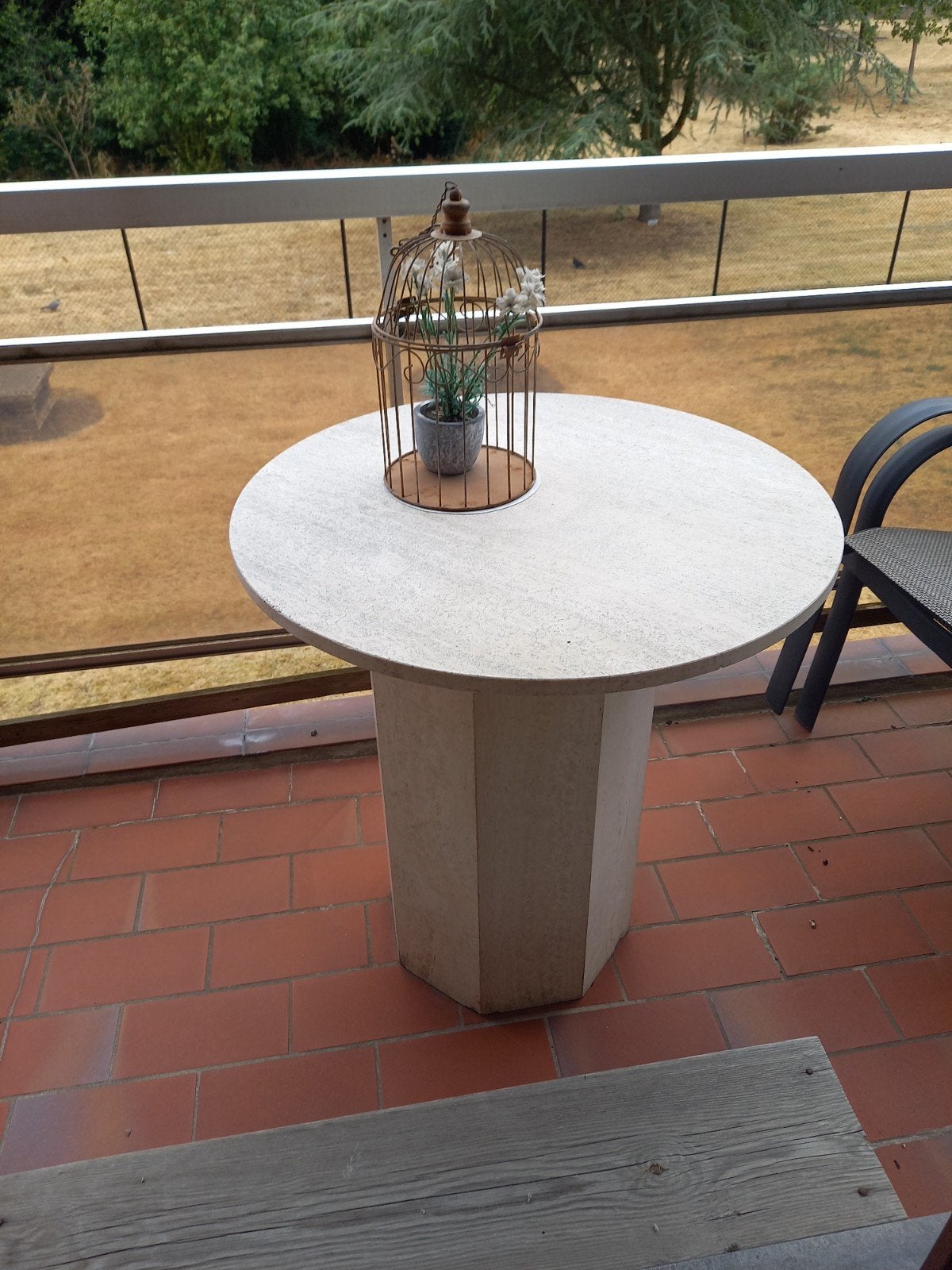 tafel travertin  70 cm doorsn .en74 cm hooge, Jardin & Terrasse, Tables de jardin, Enlèvement, Comme neuf, Autres matériaux