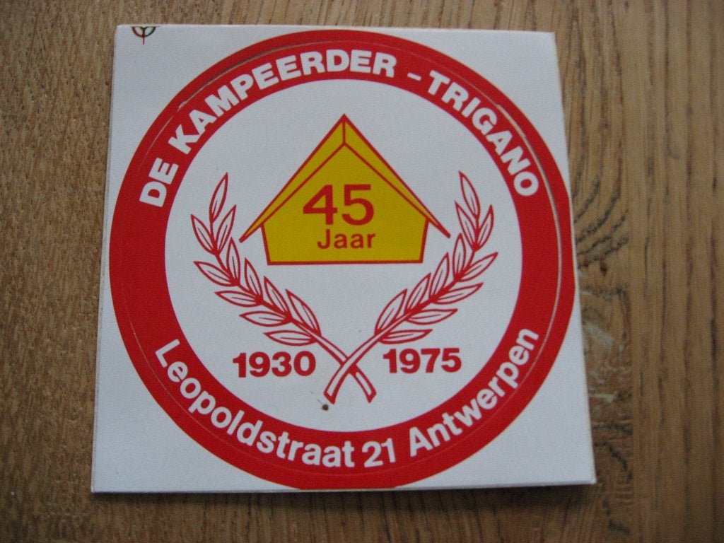 Sticker Antwerpen De Kampeerder Trigano 45 Jaar 1930-1975, Verzamelen, Ophalen of Verzenden, Nieuw, Winkel of Supermarkt