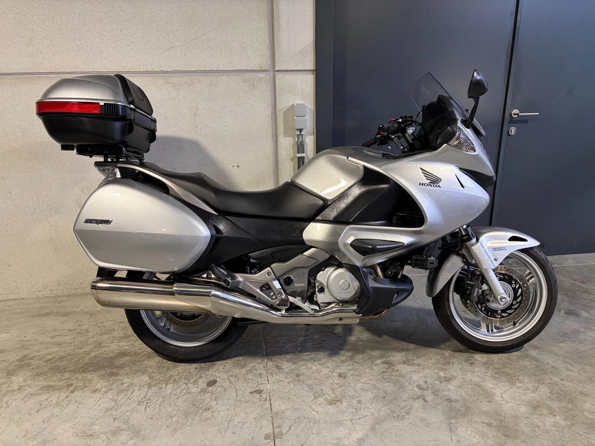 Honda Deauville 700 met topcase en verstralers in zeer nette, 700 cc, Bedrijf, Meer dan 35 kW, Toermotor