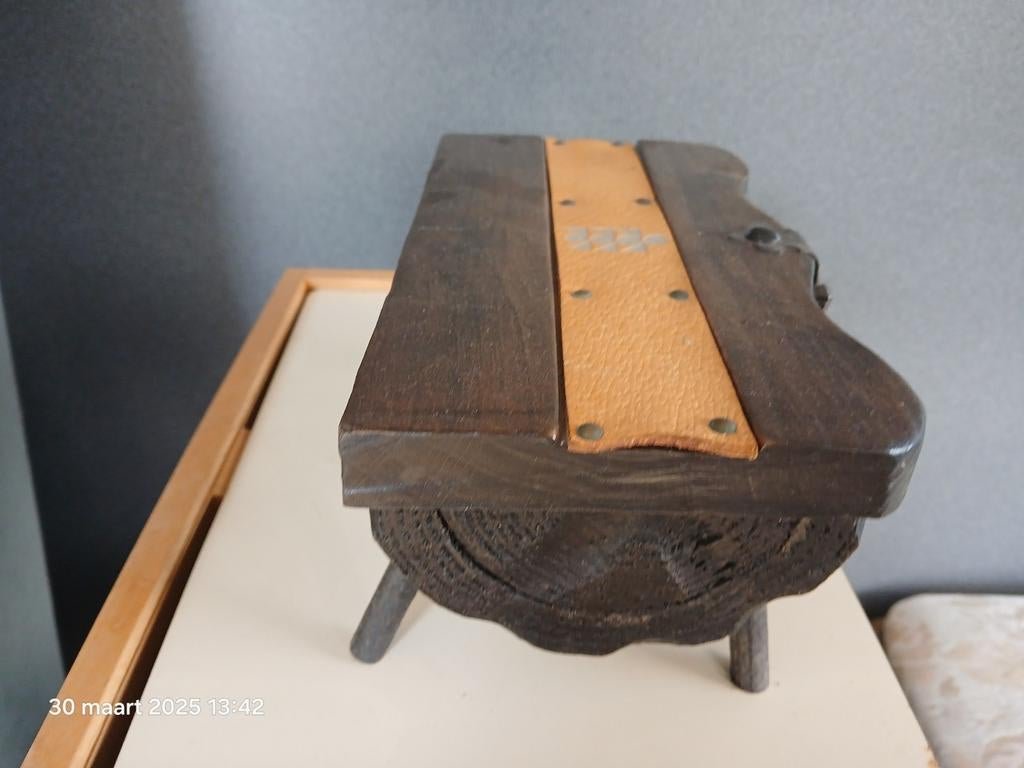 Klein koffertje op 4 pootjes (juwelen kistje )
Massief hout., Ophalen