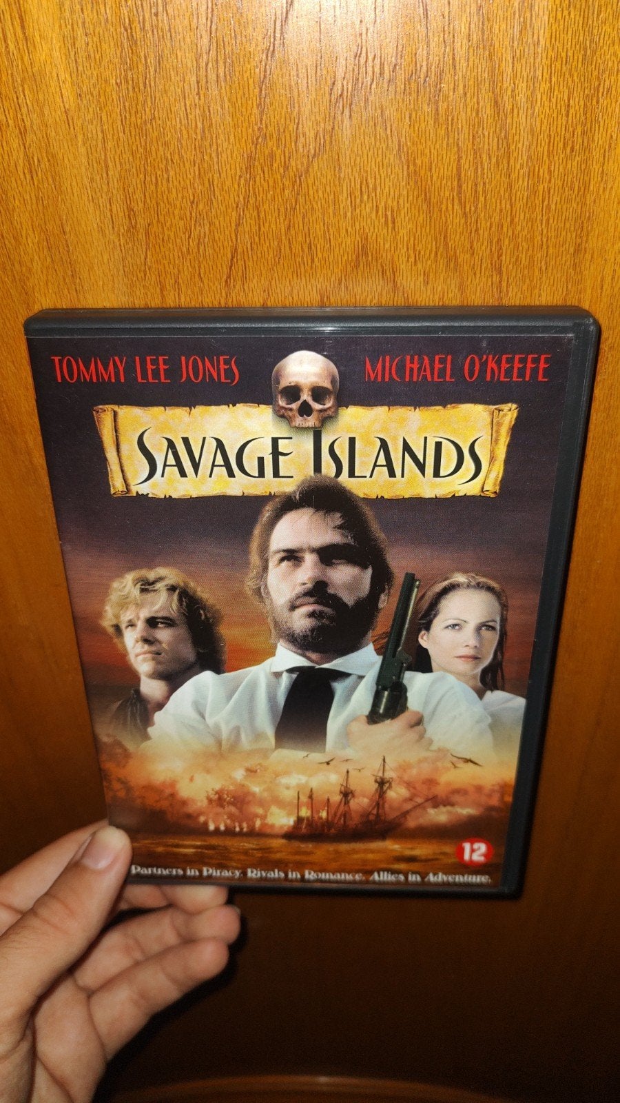 Savage islands met Tommy Lee Jones en Michael O'Keefe, Cd's en Dvd's, Dvd's | Klassiekers, Engels, Ophalen of Verzenden, Zo goed als nieuw