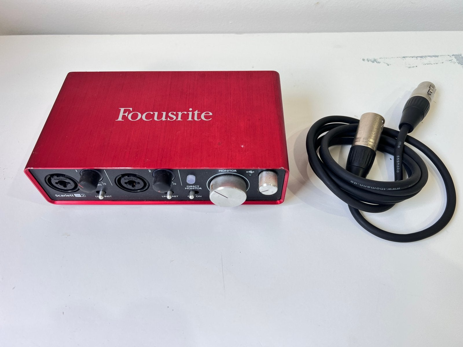 FOCUSRITE SCARLETT 2i2 - MET 1 KABEL, Muziek en Instrumenten, Midi-apparatuur, Ophalen of Verzenden, Zo goed als nieuw