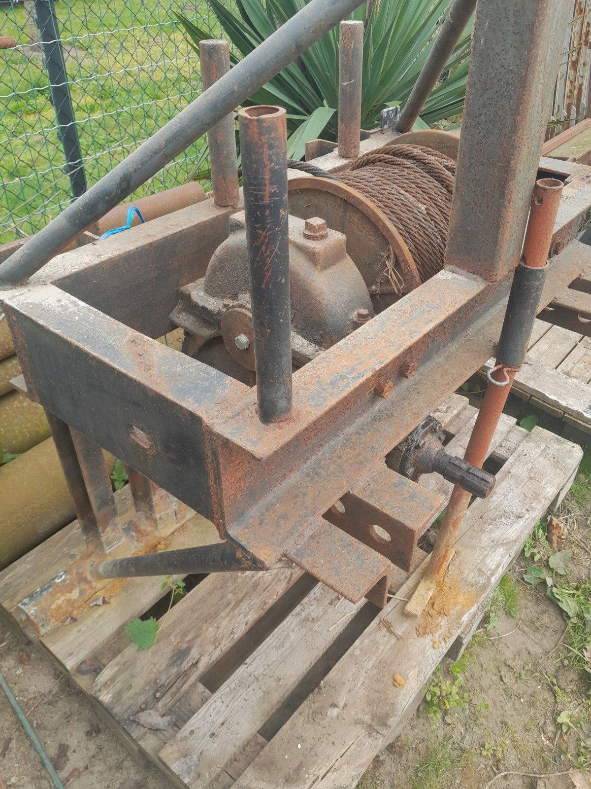 LANDBOUWMACHINES: WINCH/ WEIDESLEEP/ PLETMOLEN/ SPROEIER, Ophalen