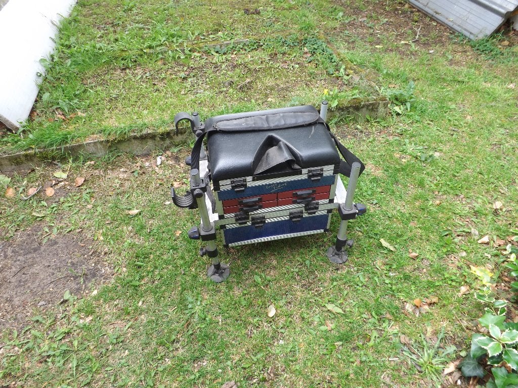 een visbak of  viskoffer van merk ELITE met klein materiaal, Ophalen, Gebruikt, Vaste hengel