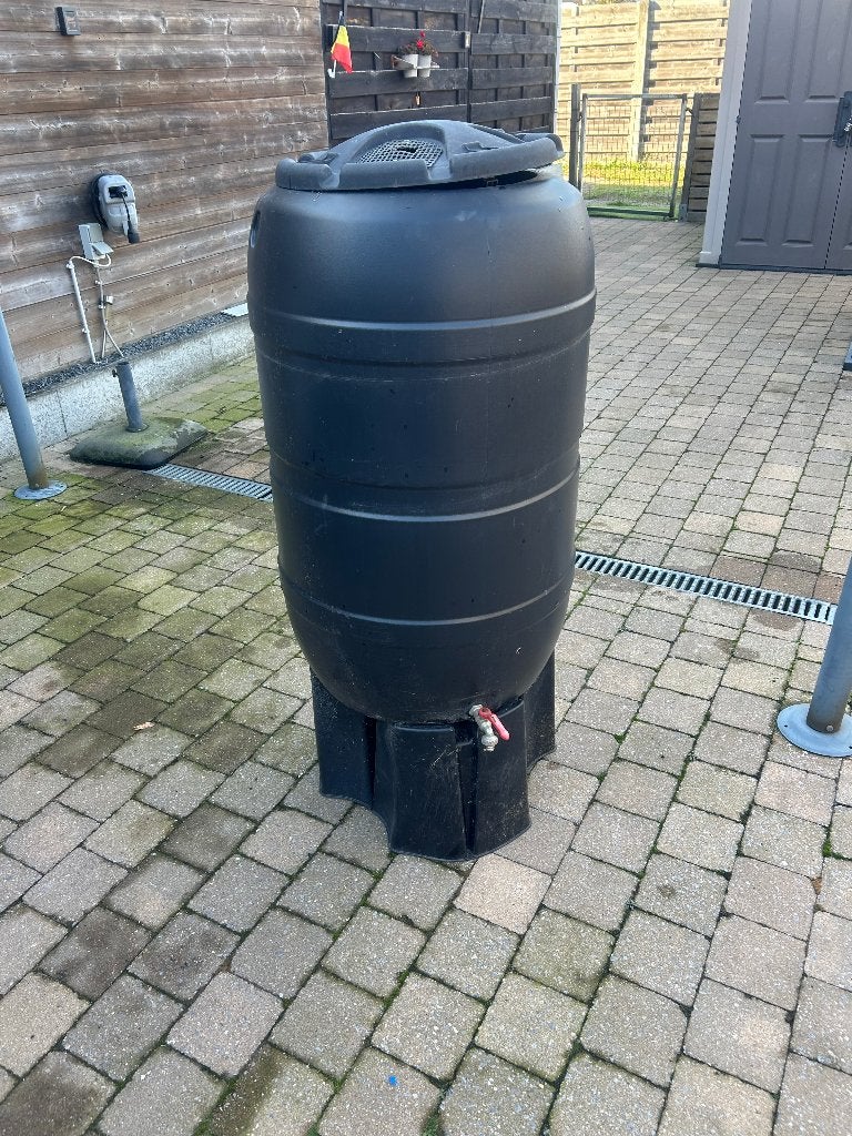 Regenton met voet en metalen kraantje, Ophalen, Kunststof, Gebruikt, Met kraantje