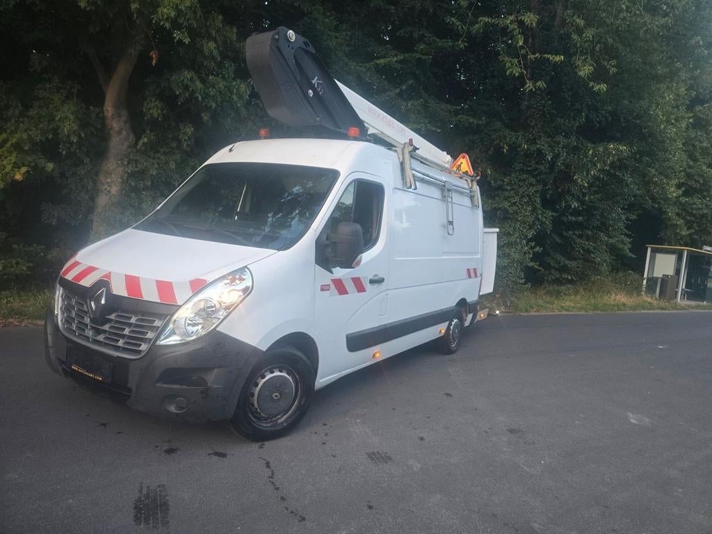 Climatiseur Renault Master 2.3 en hauteur, ouvrier en bon ét