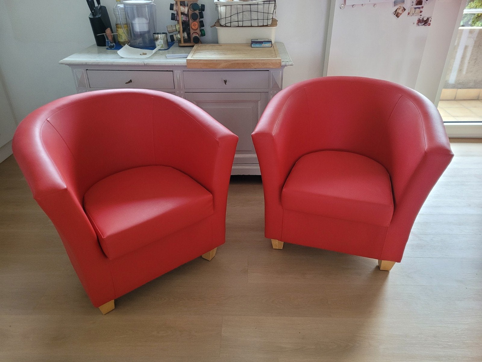 2 rode sofas, Leer