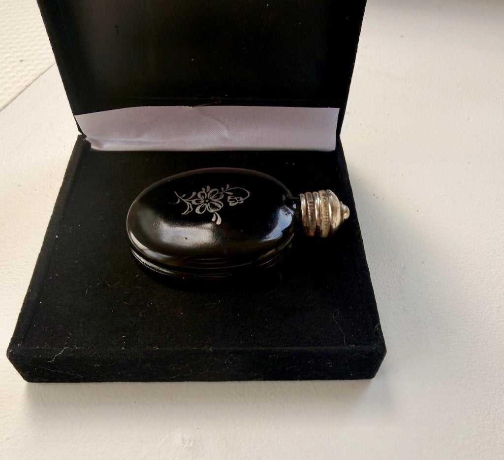 Oude gelakte parfumfles in zwart en zilver, Ophalen of Verzenden