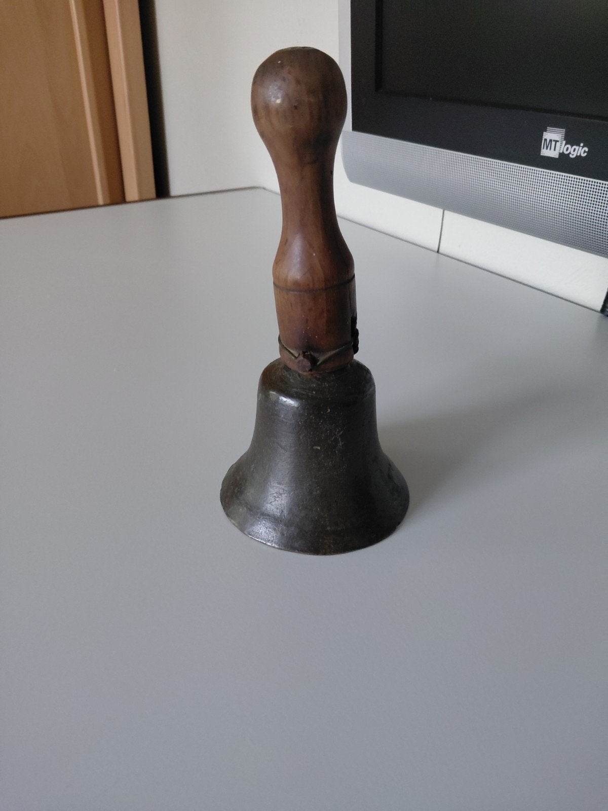 Bel vodeman in brons met klepel, Ophalen, Brons