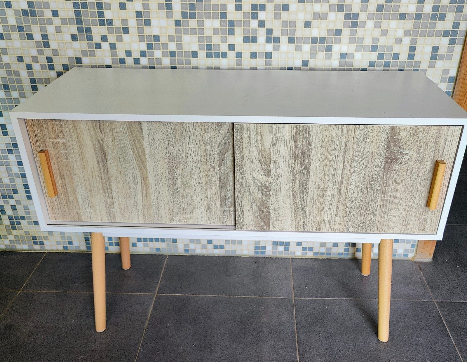 Scandinavisch wit dressoir met schuifdeuren en houten poten!, Maison & Meubles, Armoires | Buffets, Comme neuf, Moins de 100 cm