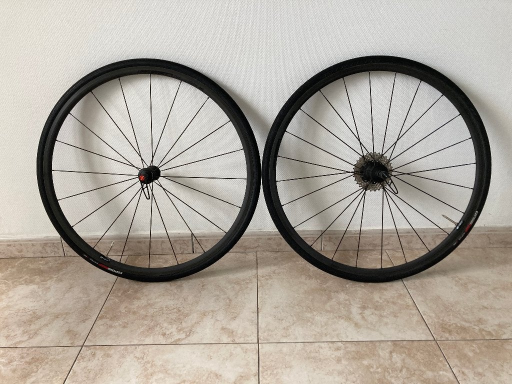 Paire de roues DT SWISS PR 1400 DICUT 21 OxiC, Dt swiss, Comme neuf, Enlèvement, Aluminium