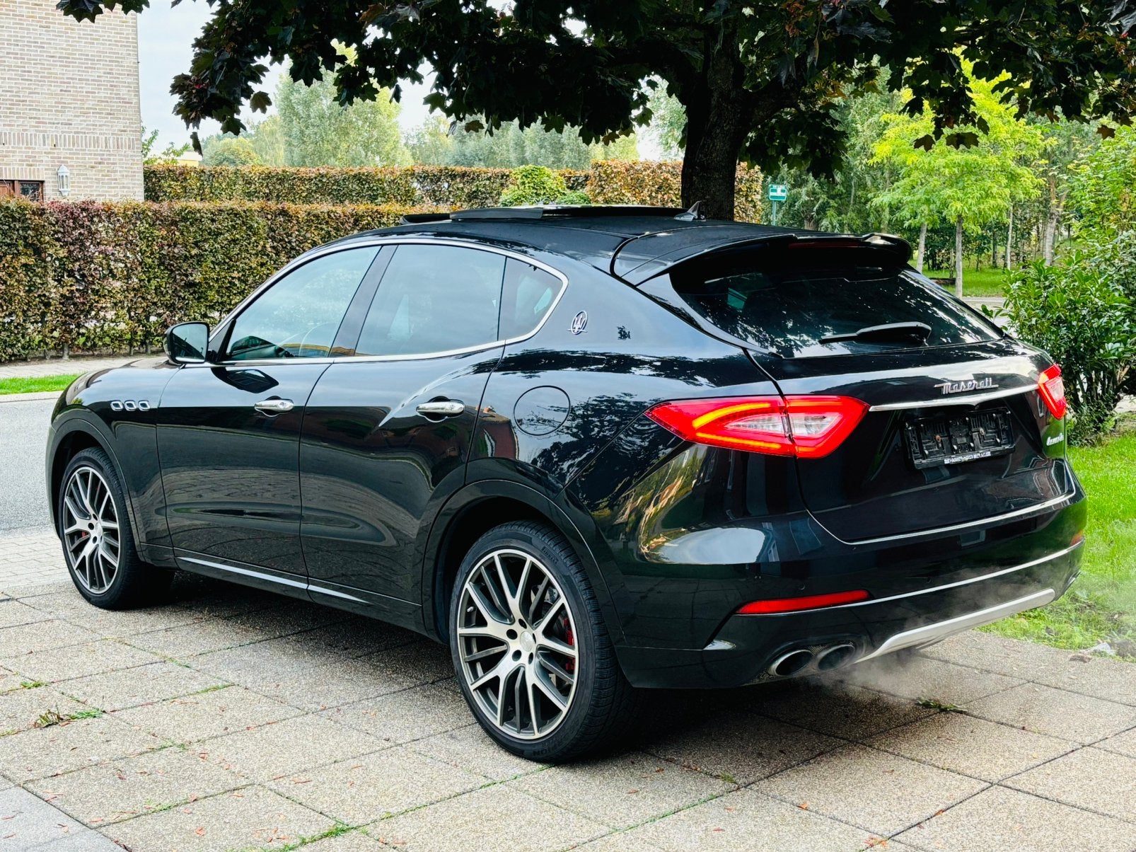 MASERATI LEVANTE 3.0S BENZINE 2017 PANO FULL 430PK, Auto's, Automaat, Dealer onderhouden, Zwart, Leder