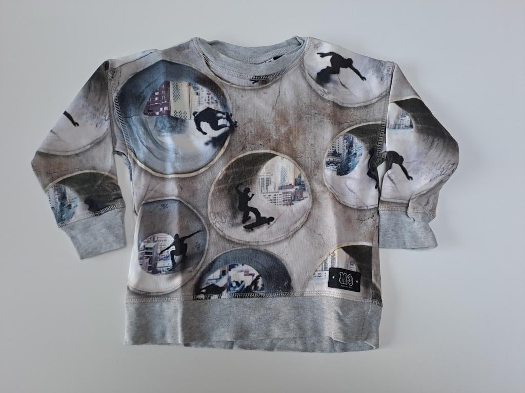 Mt 98 Grijze sweater met skateboarders in kokers, Kinderen en Baby's, Kinderkleding | Maat 98, Ophalen of Verzenden