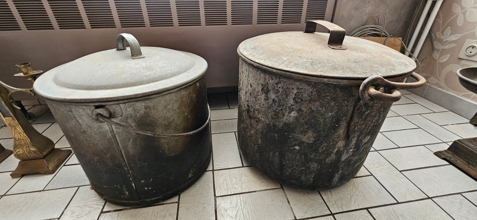 2 oude ijzeren ketels, Ophalen