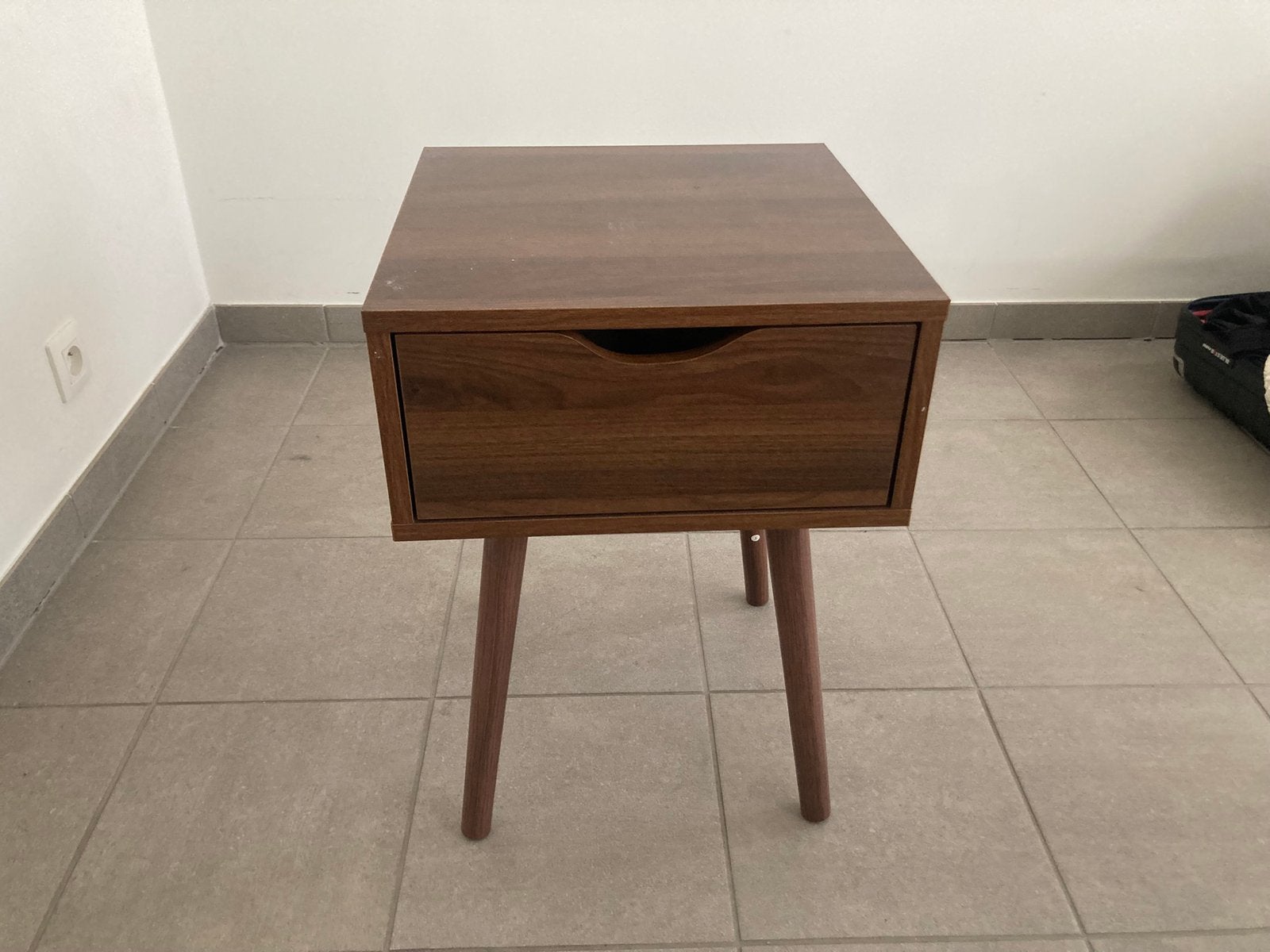 Table de chevet bois teinté noyer, Maison & Meubles, Enlèvement, Comme neuf, Bois