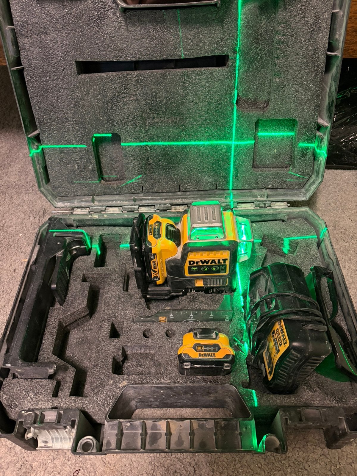Niveau laser vert DEWALT avec coffret, Bricolage & Construction, Enlèvement, Comme neuf