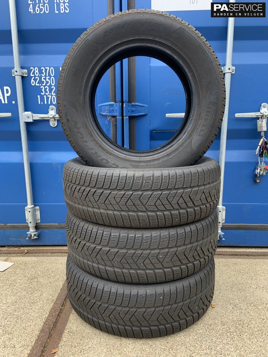 4x Pirelli 235 65 18 Winterbanden met 6.4 en 5.8 mm, Auto-onderdelen, Banden en Velgen, 18 inch, Gebruikt, -, -
