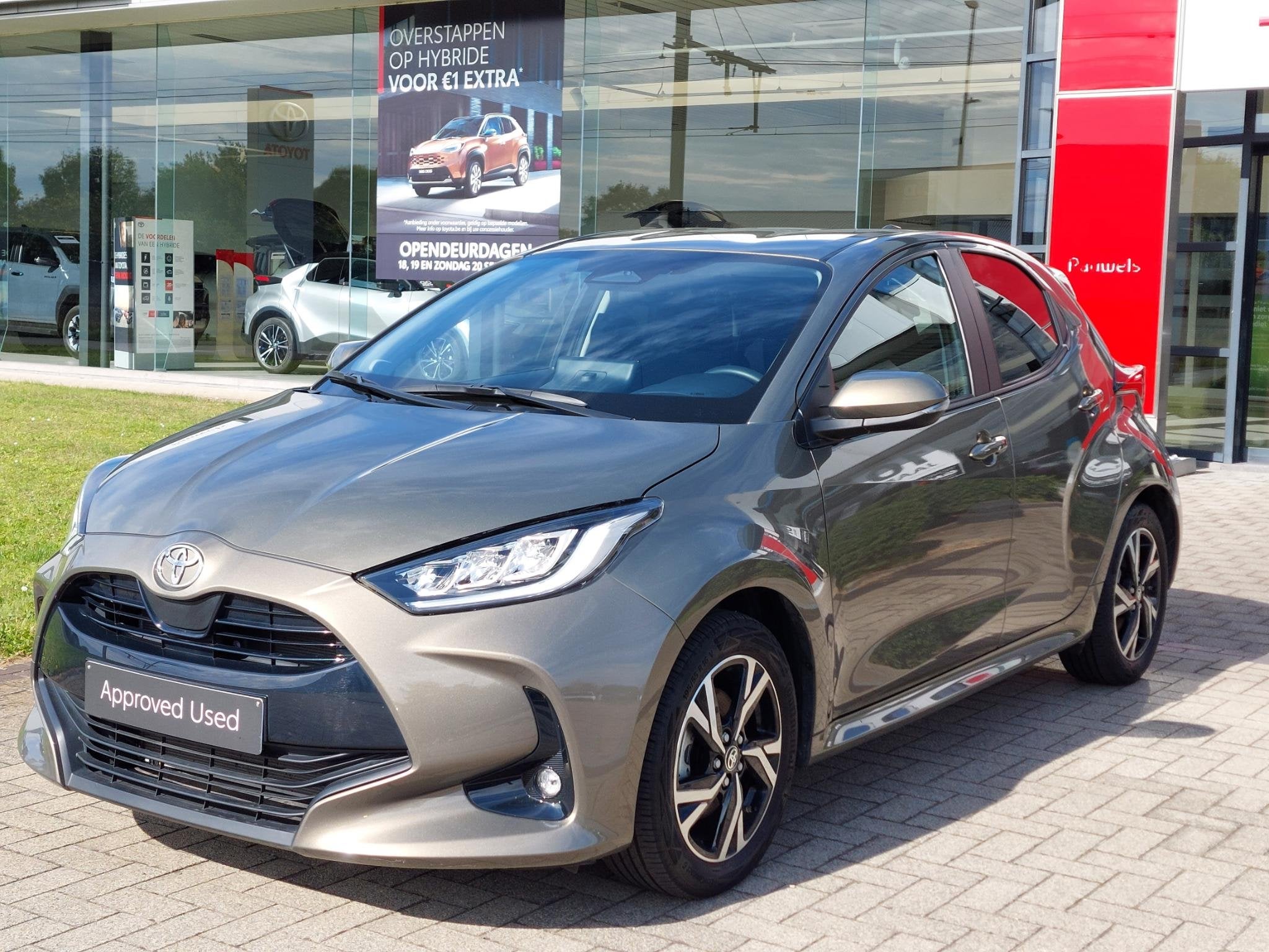 Toyota Yaris 1.5 VVT-i Hybrid 85kW Iconic e-CVT, Auto's, Gebruikt, 116 pk, 450 kg, Beige
