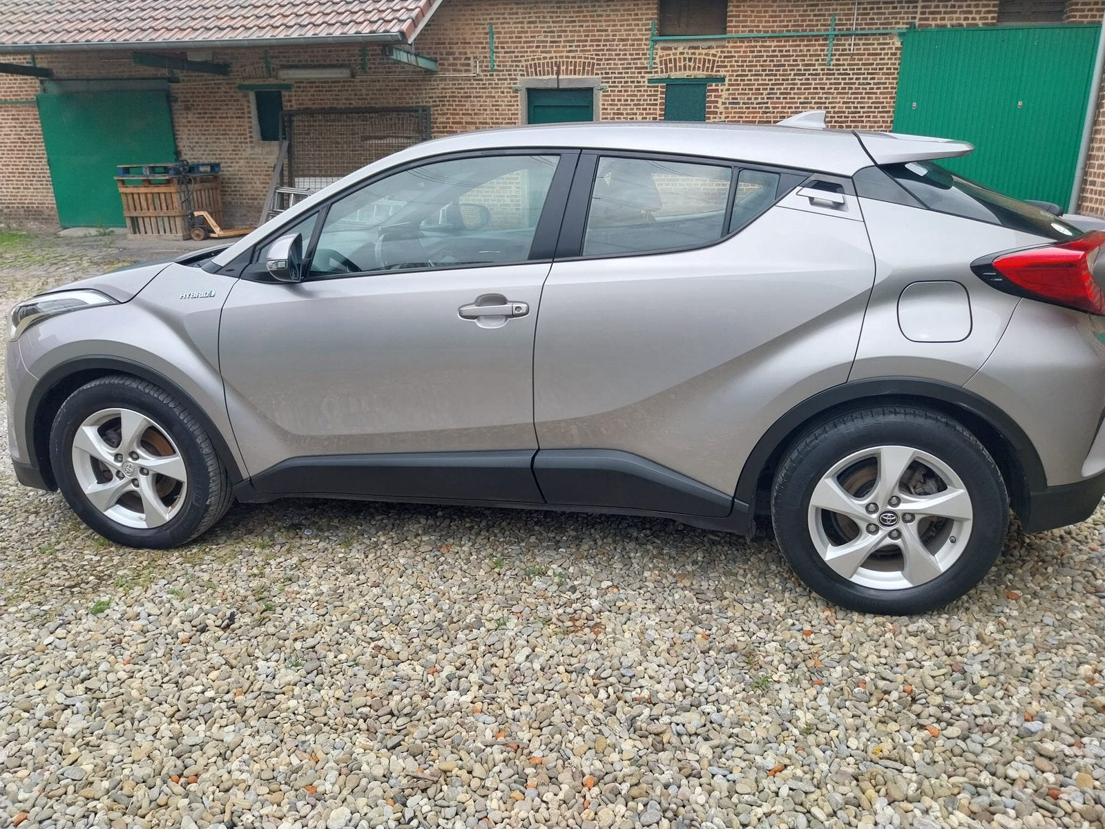 Toyota c-hr hybrid 104dkm nieuw 0485905657, Auto's, Stof, 4 cilinders, Bedrijf, 5 zetels