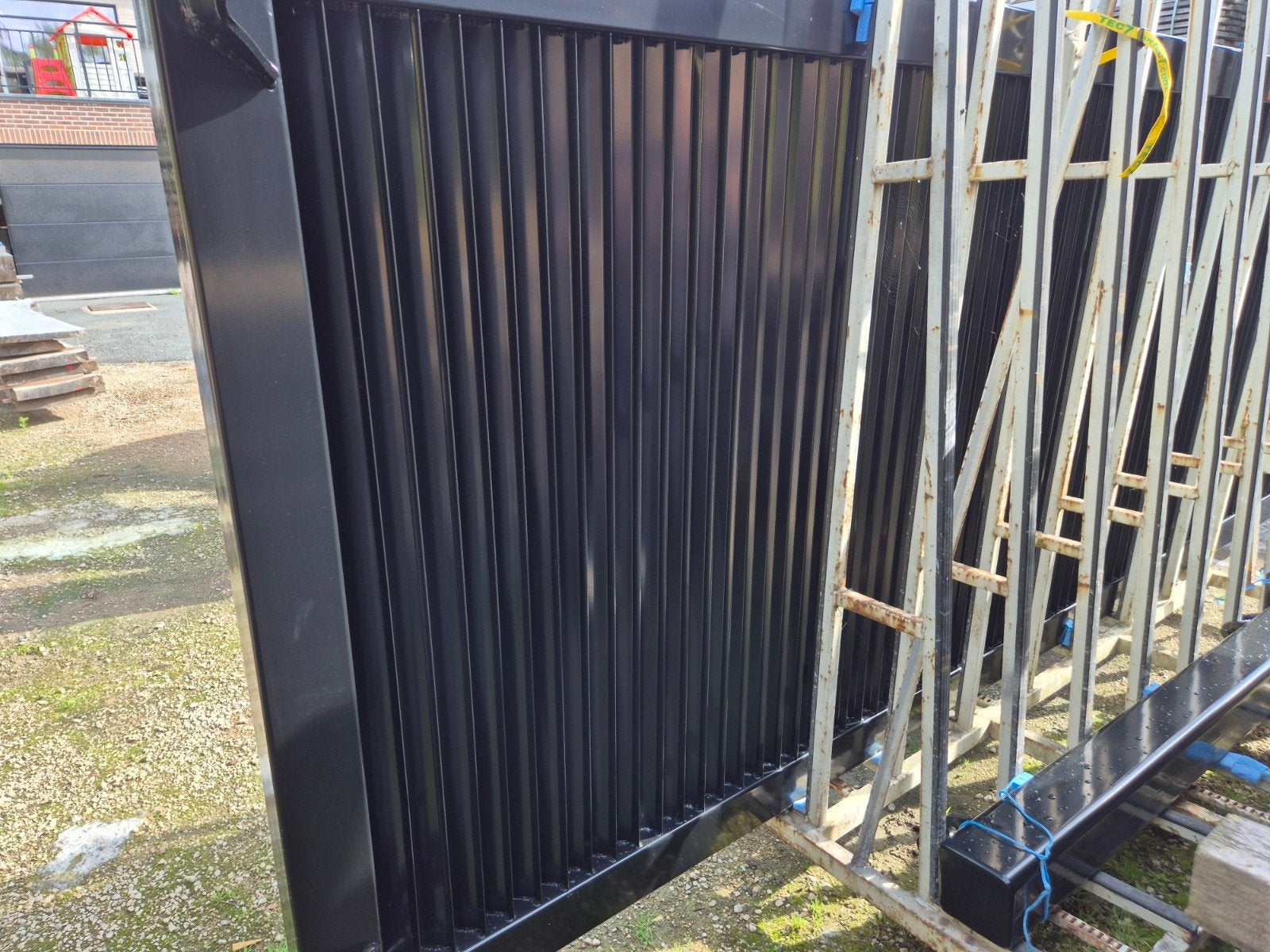 zwart metalen hek poort draaihek vleugel, Ophalen