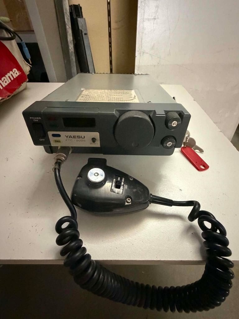 Émetteur-récepteur radio Vintage Yaesu FTC-2025 avec micro, Enlèvement ou Envoi