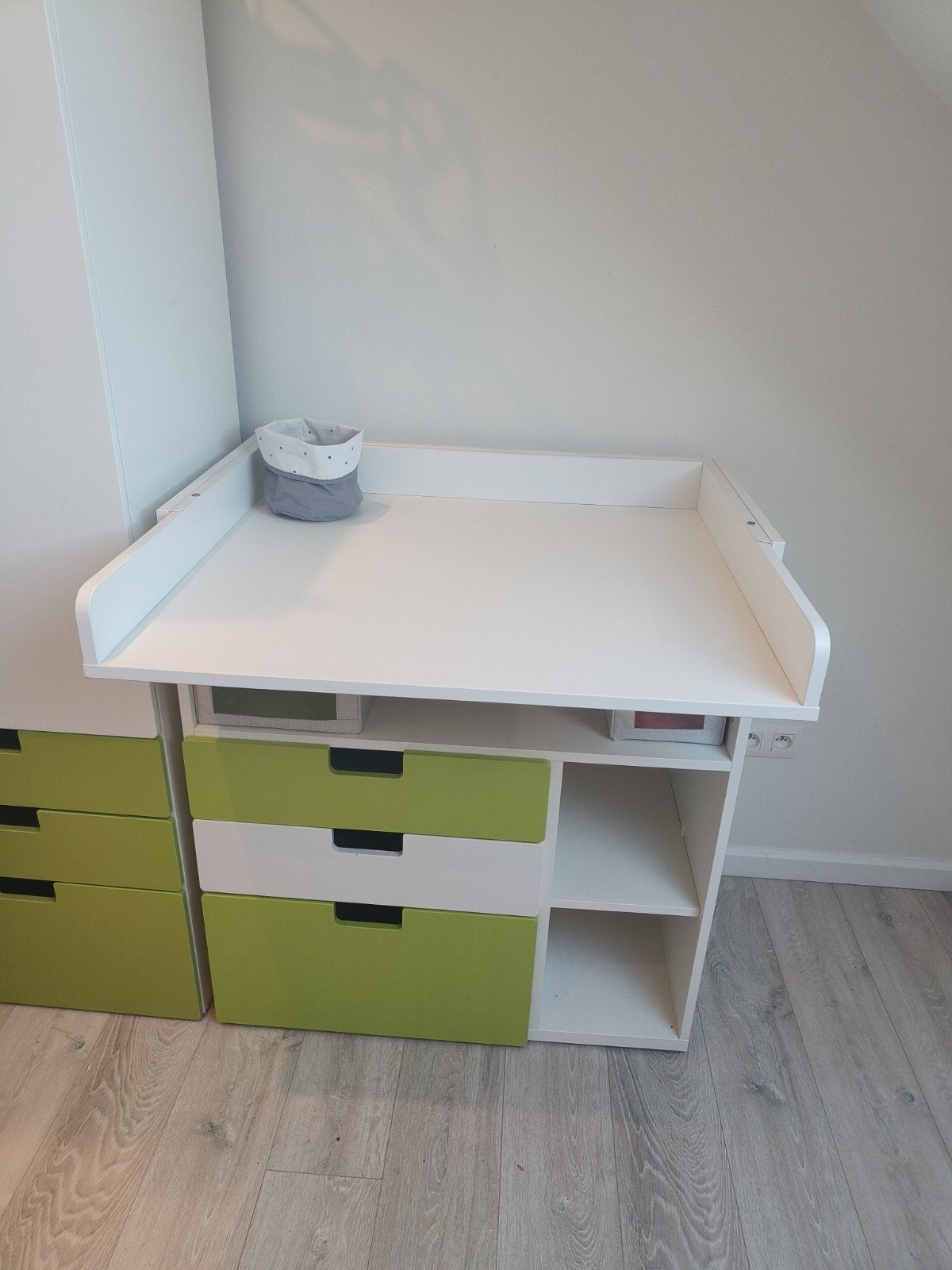 Verzorgingstafel Ikea stuva (groen/wit), Kinderen en Baby's, Kinderkamer | Commodes en Kasten, Ophalen