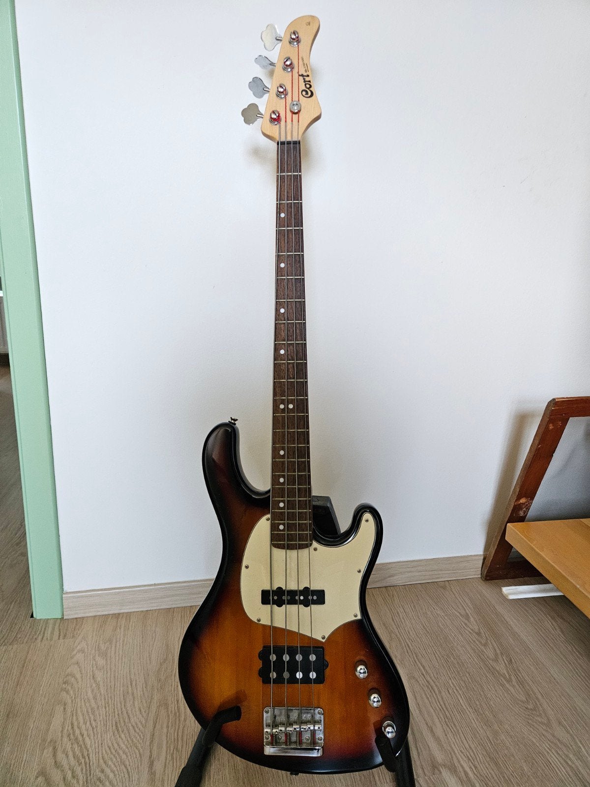 Cort GB43A basgitaar (sunburst) + staander - nieuwe snaren, Muziek en Instrumenten, Ophalen