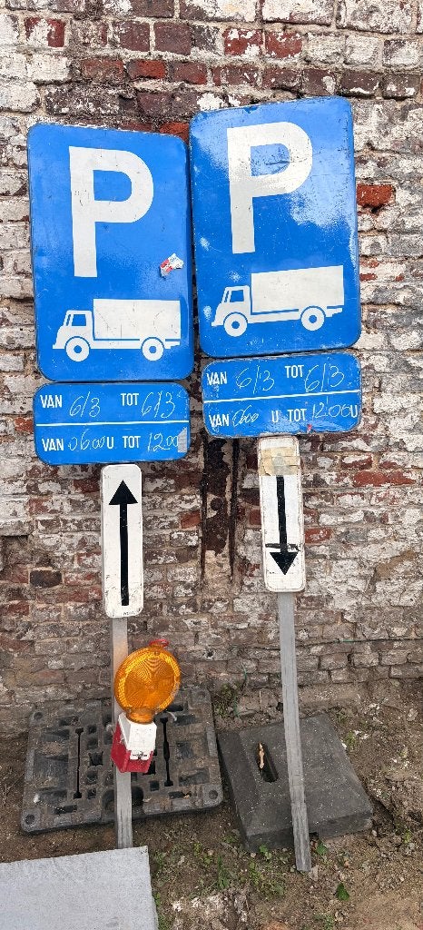 2 werf verkeersborden met voet, Ophalen, Gebruikt