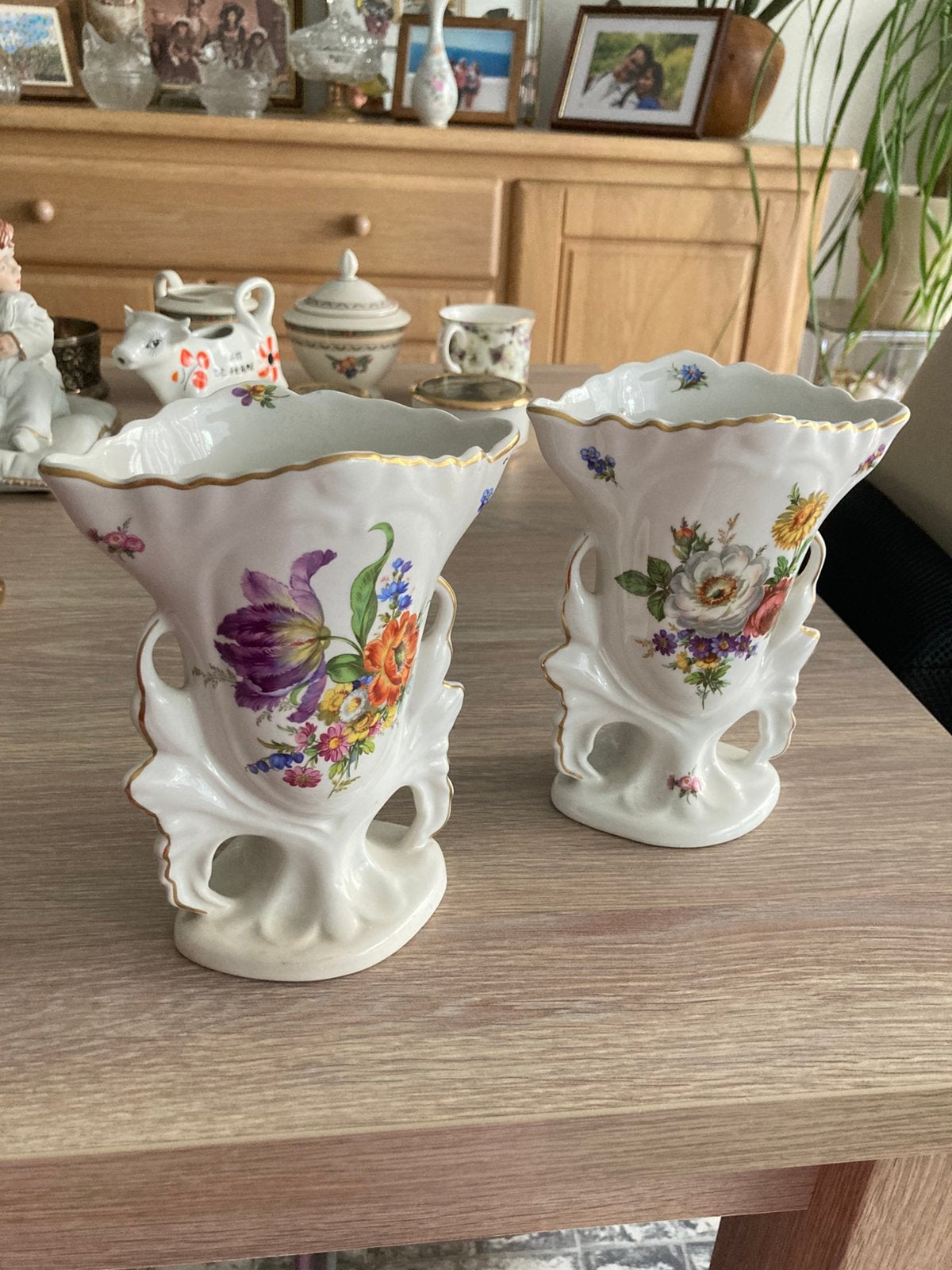 2 vases en porcelaine, style vieux Bruxelles du XIXe siècle., Antiquités & Art, Enlèvement ou Envoi