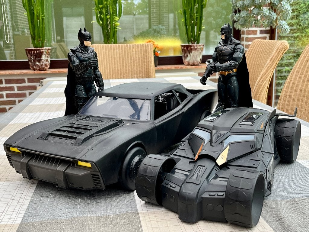 2 bat mobil auto’s (38 en 56cm) + 2 figuren (30cm), Ophalen