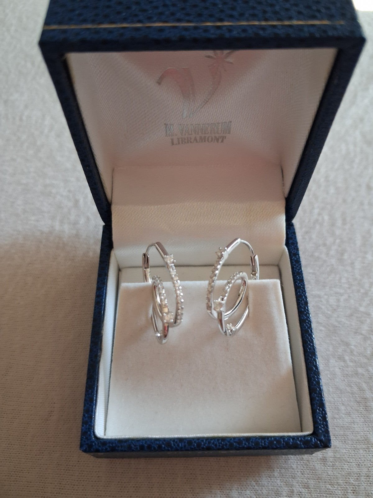 Boucle d'oreille en or 18k et diamant NEUVE, Bijoux, Sacs & Beauté, Boucles d'oreilles, Neuf, Or, Avec pierre précieuse, Blanc