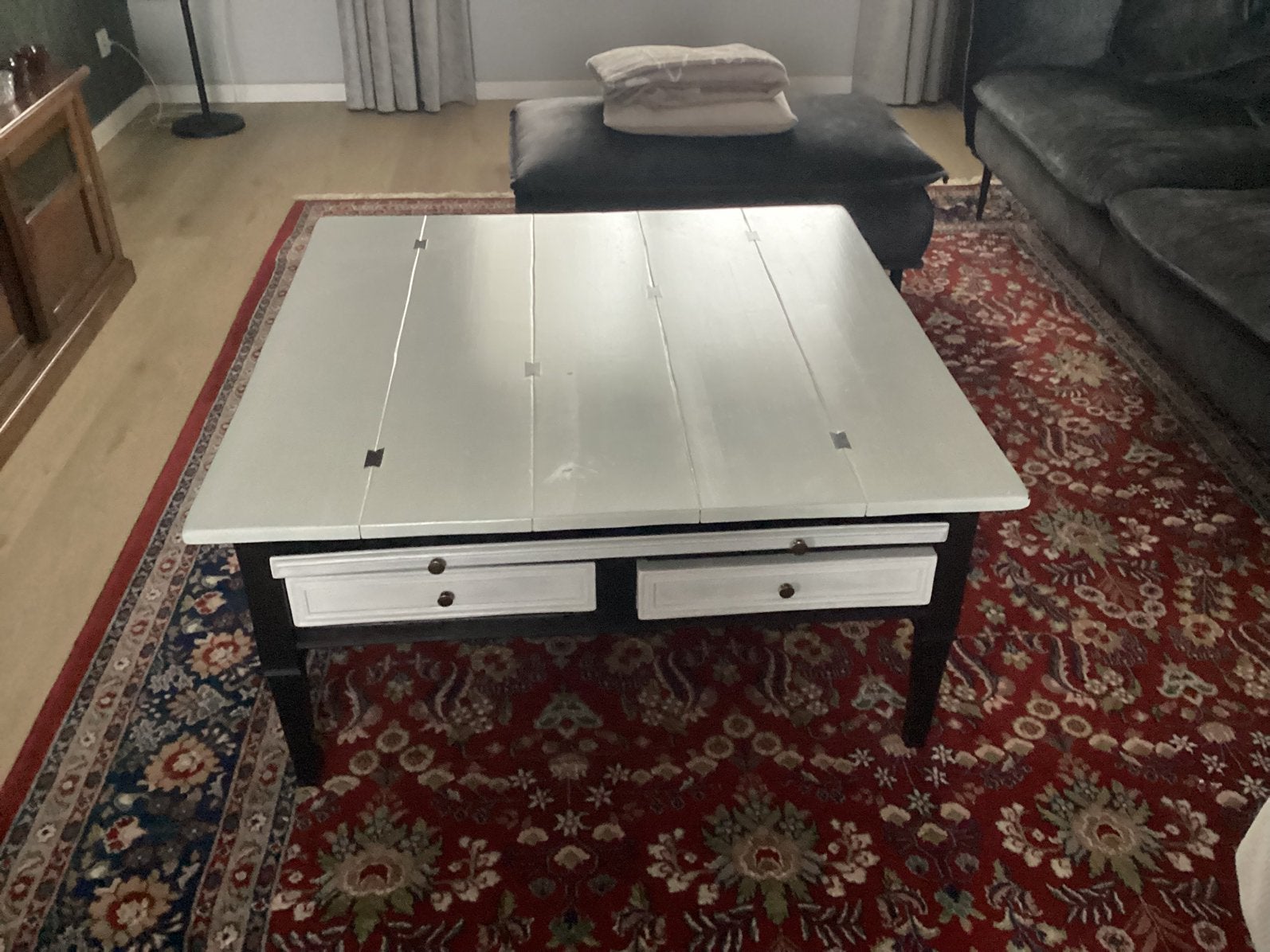 Table basse 1 m x 1 m en chêne, 4 tiroirs et 2 tablettes, 50 à 100 cm, Carré, Enlèvement, Utilisé