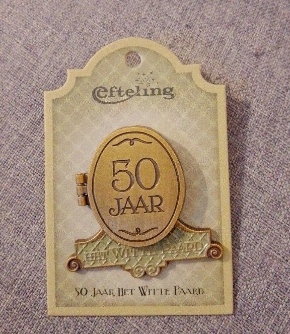 50 jaar het Witte paard pin, Ophalen