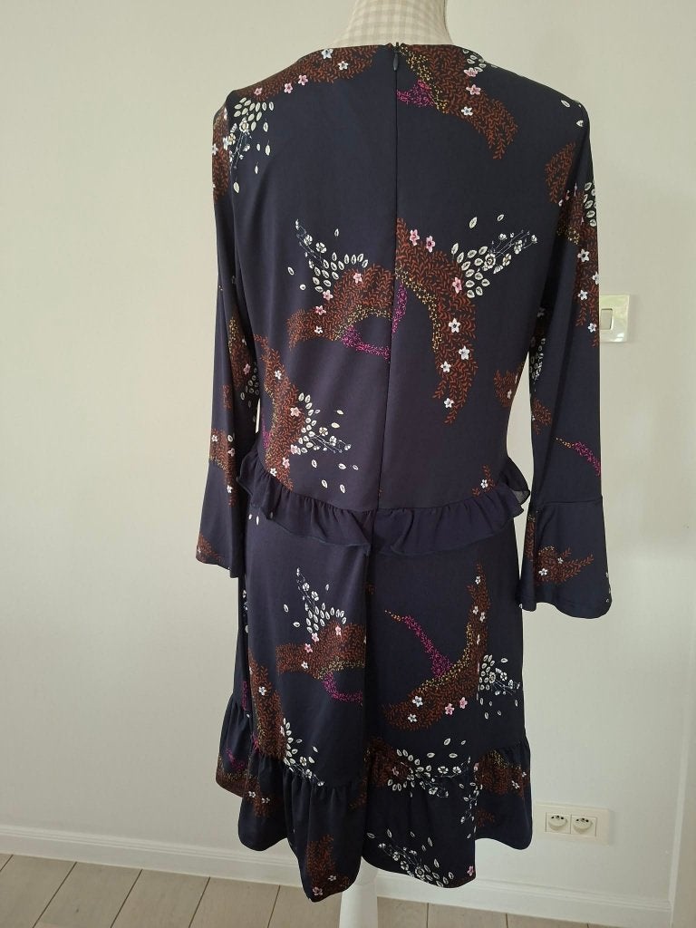 Robe bleue à motifs avec volants NOUVEAUTÉ !, Vêtements | Femmes, Robes, Neuf, Enlèvement ou Envoi, Longueur genou, Bleu