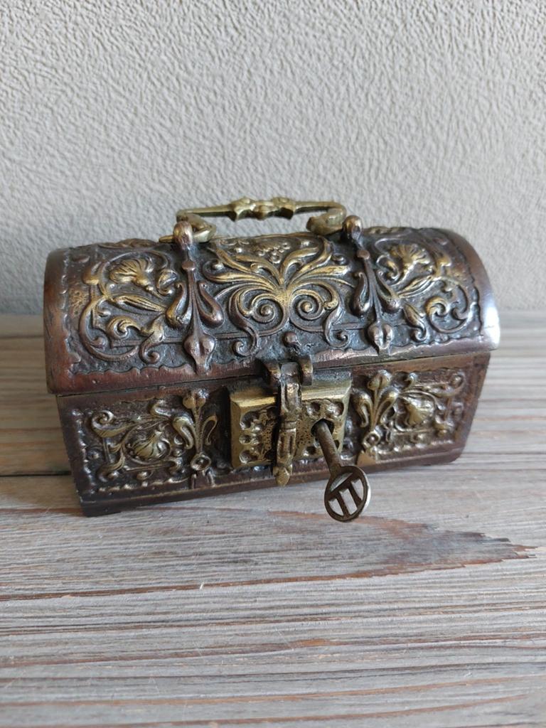 Antiek juwelenkist gotische stijl, Ophalen, Koper