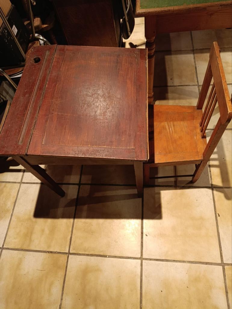Pupitre plus chaise, Enlèvement