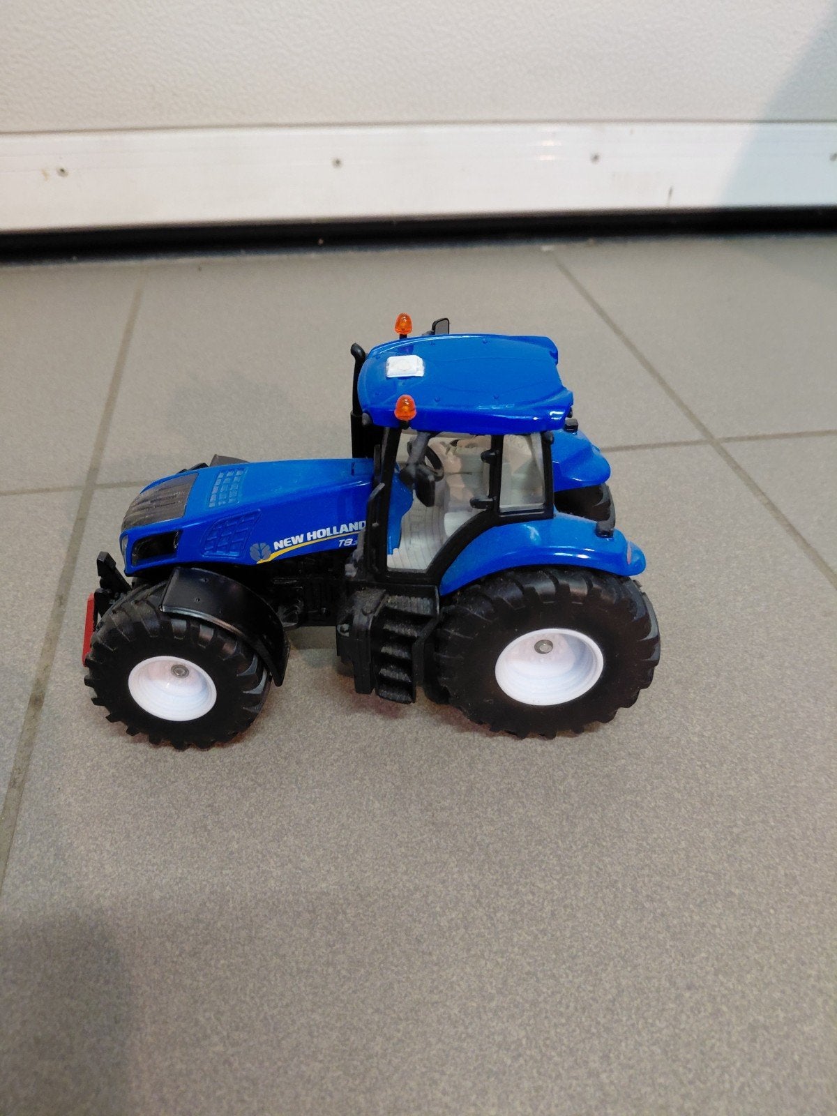 siku 1/32 New Holland T8.390, Hobby & Loisirs créatifs, Voitures miniatures | 1:32, Enlèvement ou Envoi, Comme neuf, Tracteur et Agriculture