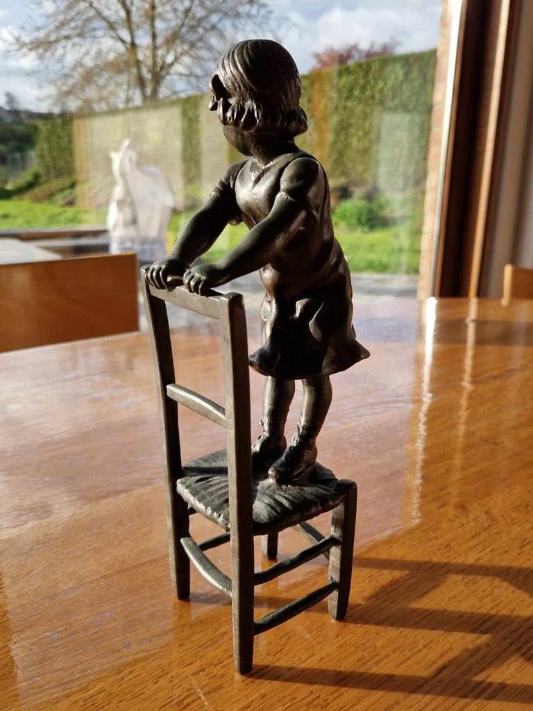 Bronze, enfant sur chaise avec cachet du fondeur, Enlèvement ou Envoi, Bronze